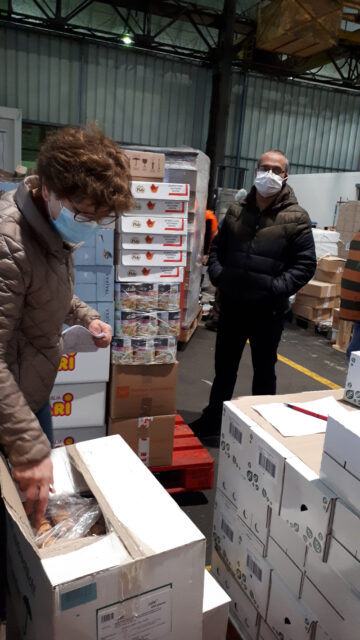 Comme une centaine d'associations, l'équipe Saint-Vincent s'approvisionne à la Banque alimentaire de Lille pour venir en aide aux plus précaires. Ici, Annick, bénévole à l'équipe Saint-Vincent, déballe les cartons du rayon libre-service.