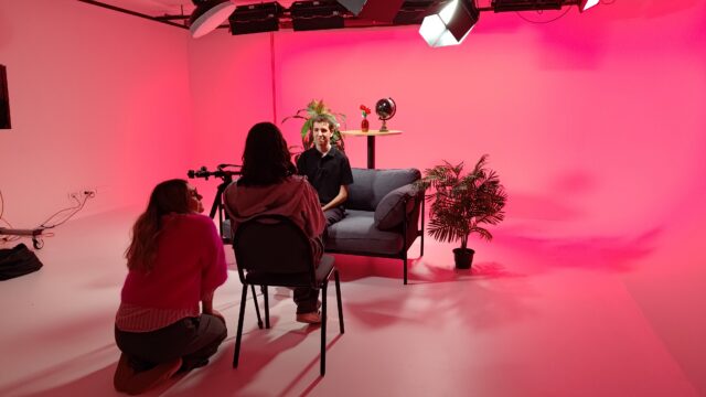 Amour, amitié, études, famille, temps-libre, travail, des étudiants de l'Université Clermont Auvergne ont donné la parole à des citoyens de 10 nationalités sur ces thèmes qui nous rassemblent.